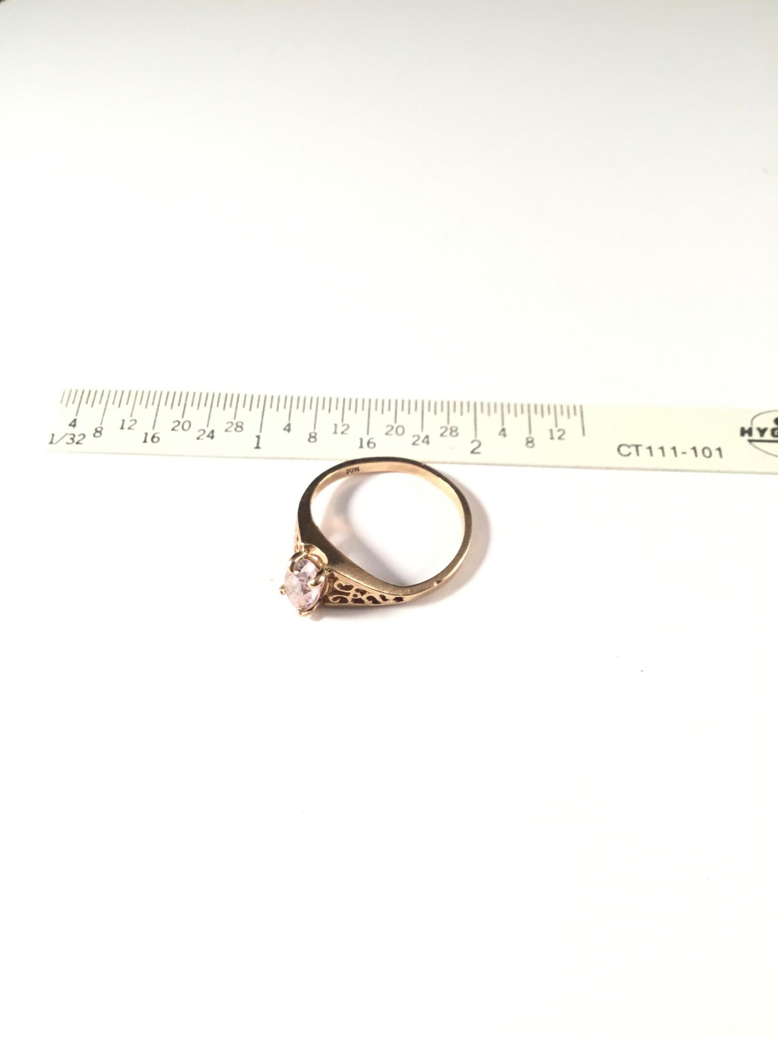 10 kt gold Ladies Size 6.5 ring (1 of 2)