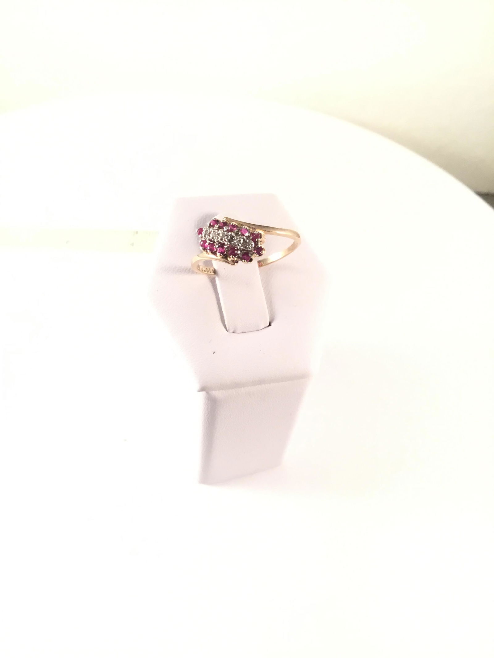 Ladies 10kt gold ring (1 of 3)