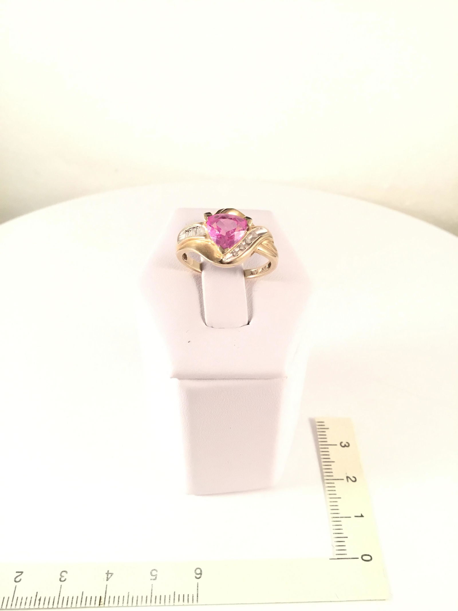 Ladies 10kt ring wit clear and pink stones (1 of 3)