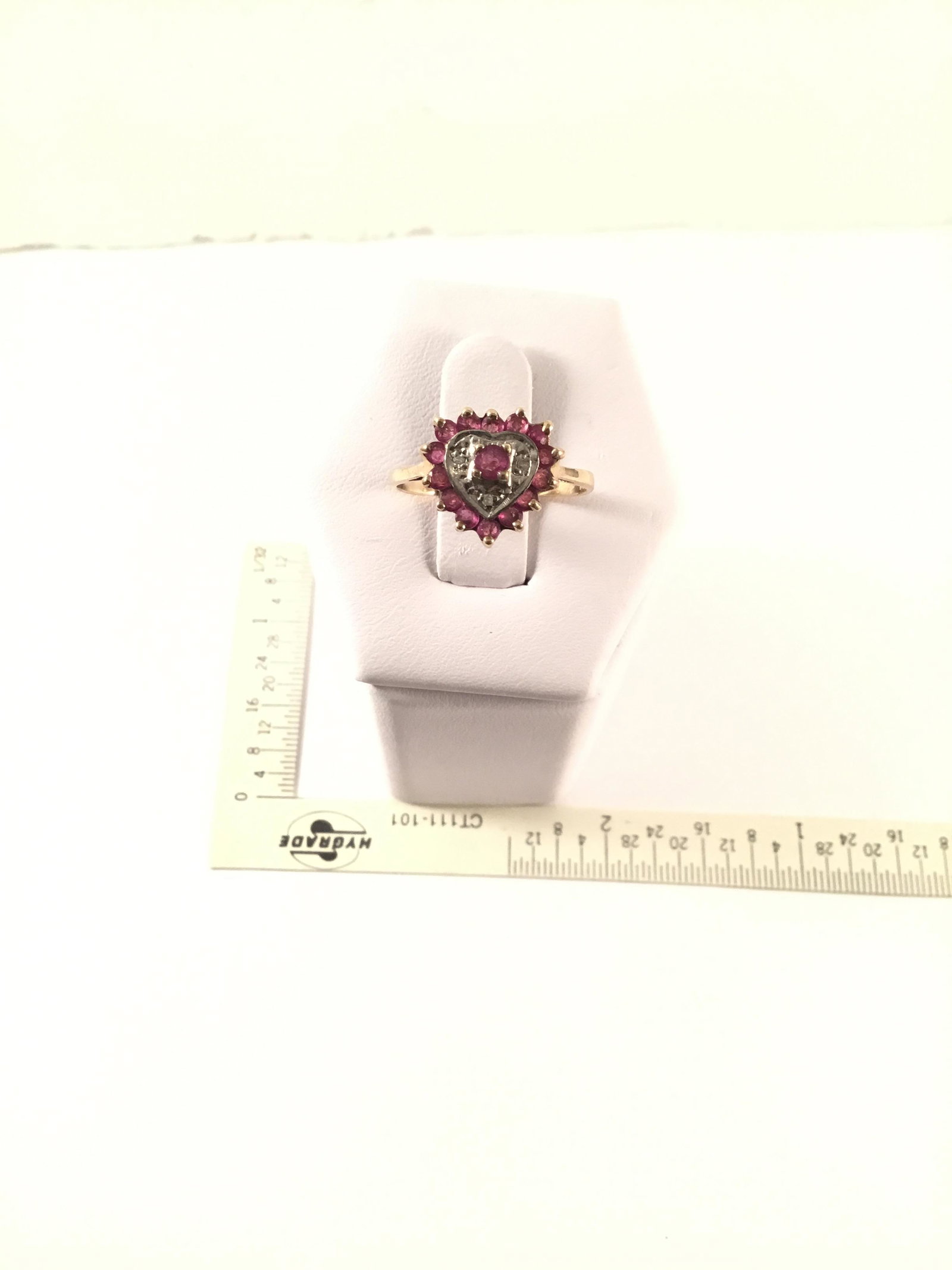 10 kt ladies gold ring with red and clear stones (1 of 3)
