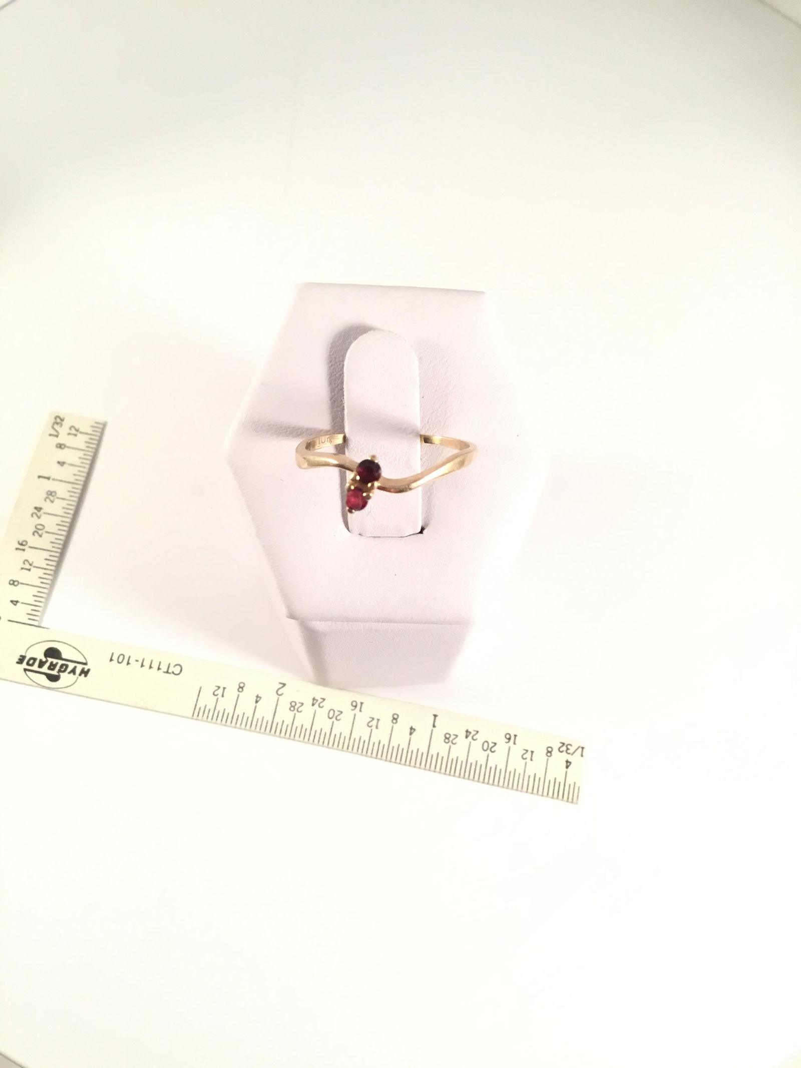 Ladies 10kt gold ring with red stones (1 of 2)