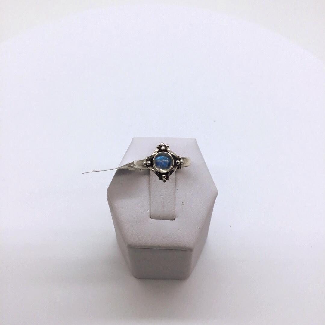Silver ring with moonstone: Silver ring with moonstone size 7.5 marked 925 weighs 2.8 grams #2202.2