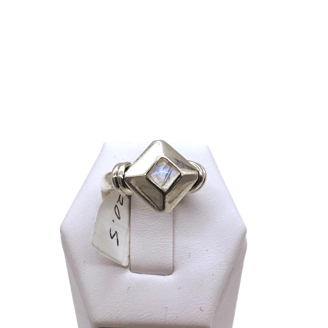 Silver ring with moonstone: Silver ring with moonstone marked 925 size 6.5 weighs 6.4 grams #2202