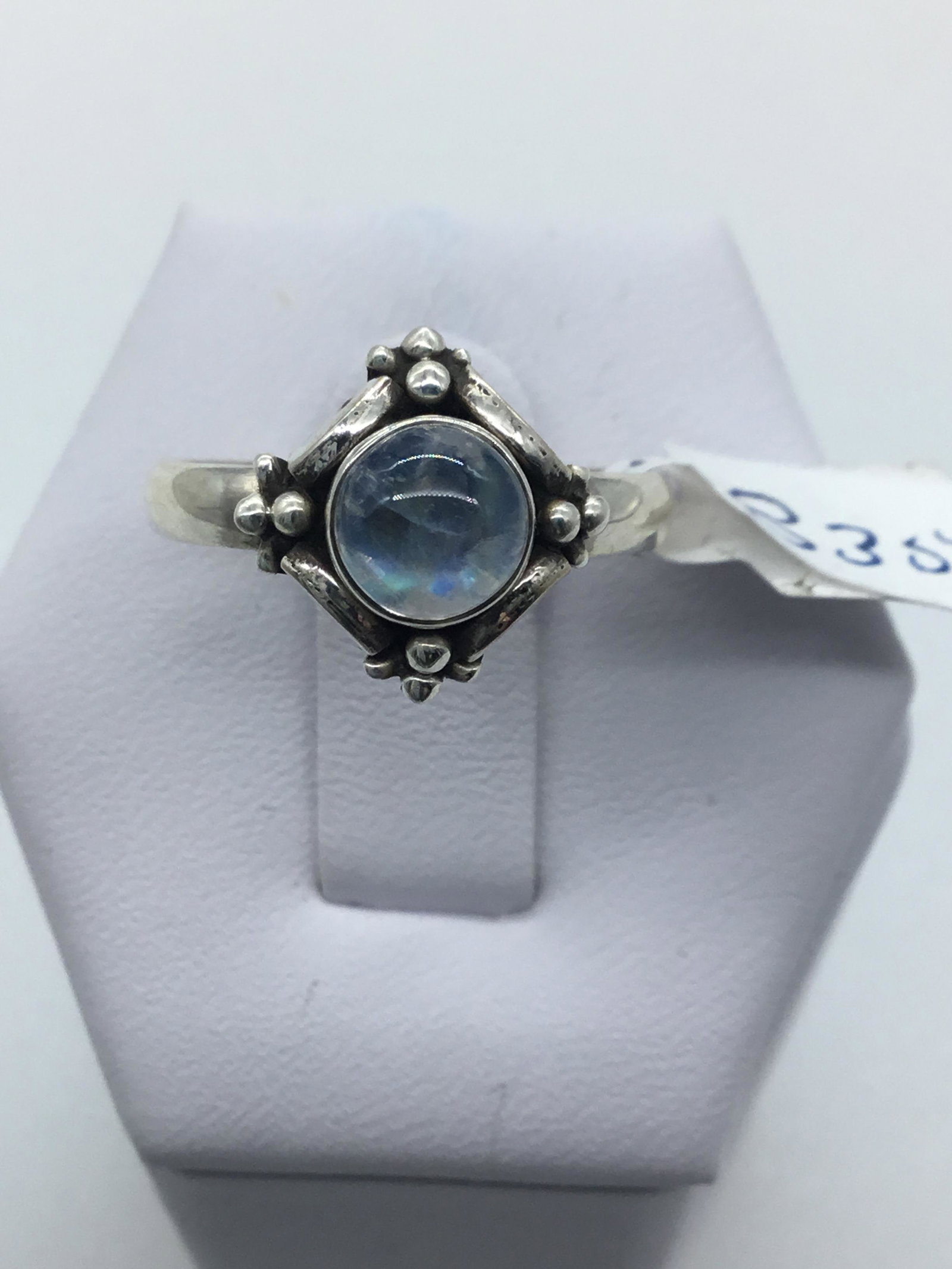 Silver ring with moonstone: Silver ring with moonstone size 7.5 marked 925 weighs 2.8 grams #2202.1