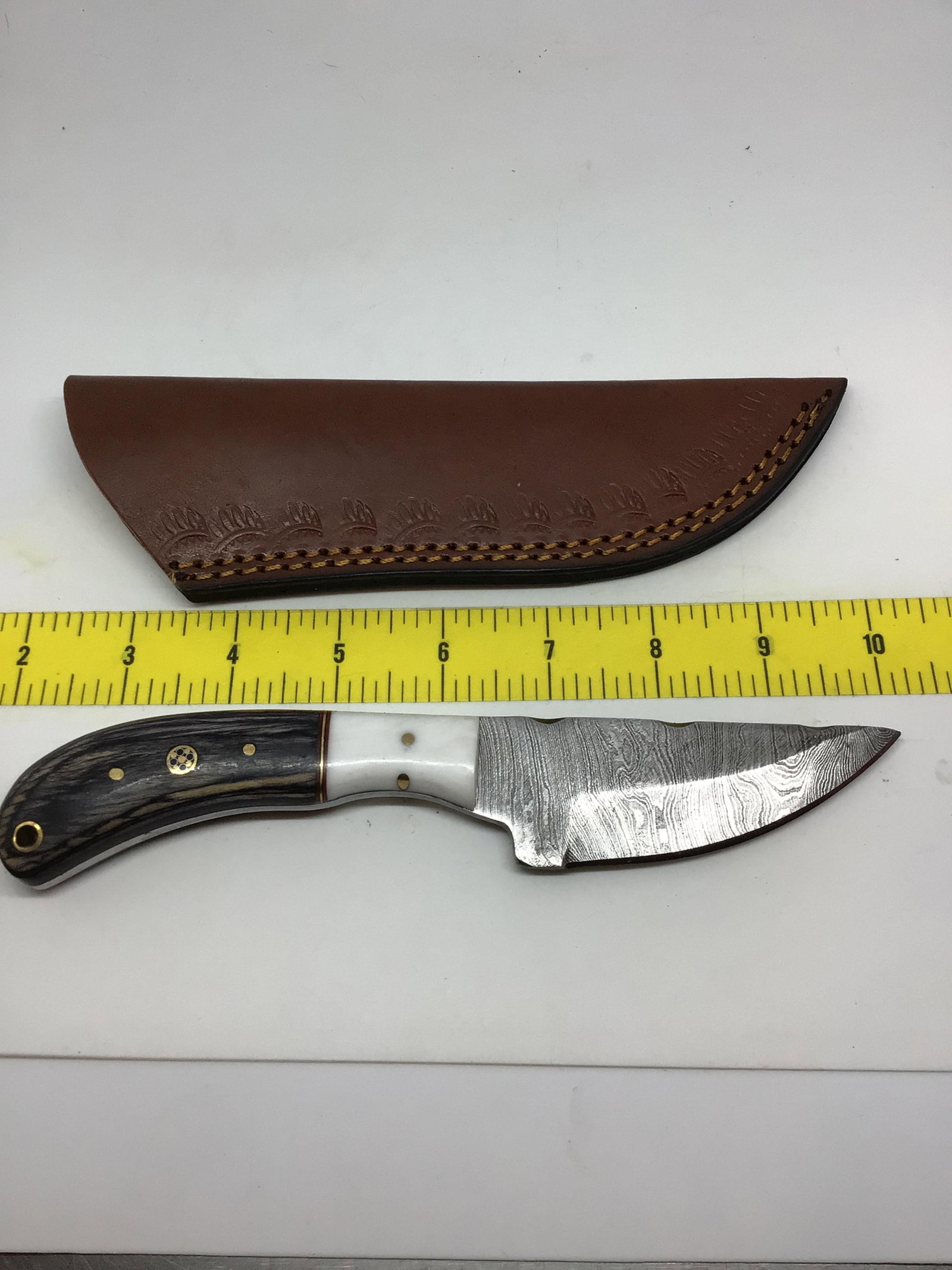Damascus knife: With sheath