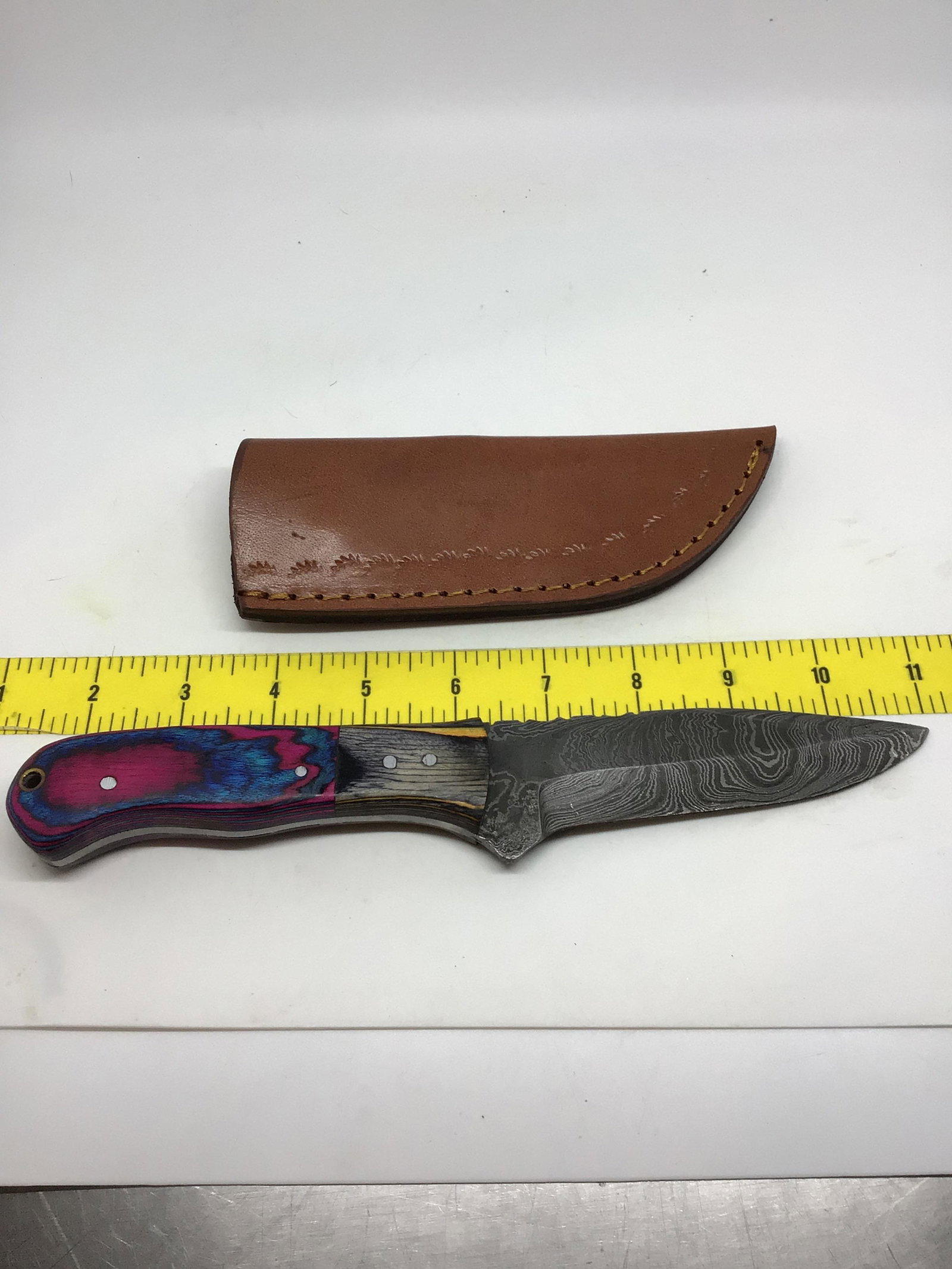 Damascus knife: With sheath