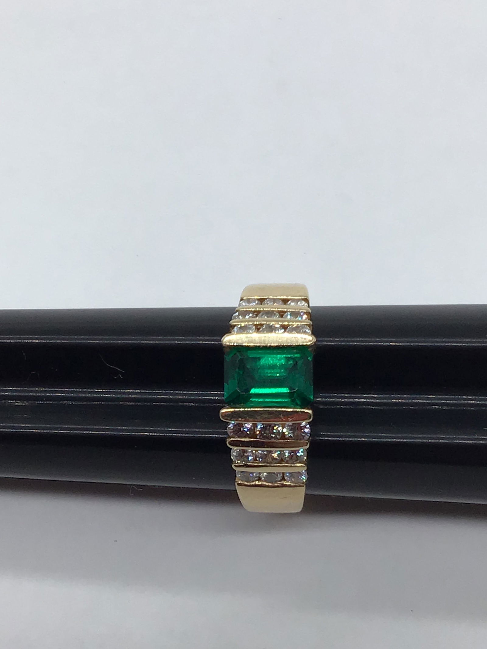 Size 6 14k gold green stone and diamond ring 5.6g (1 of 2)