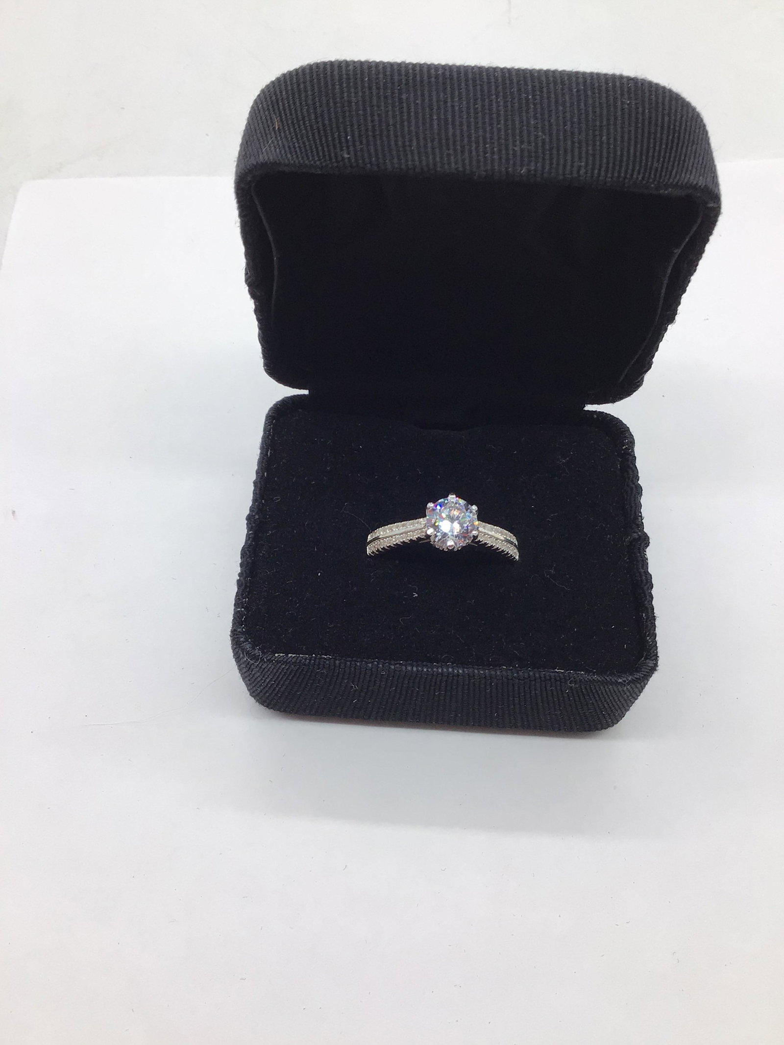 Beautiful size 8 sterling silver cubic zirconia (1 of 3)