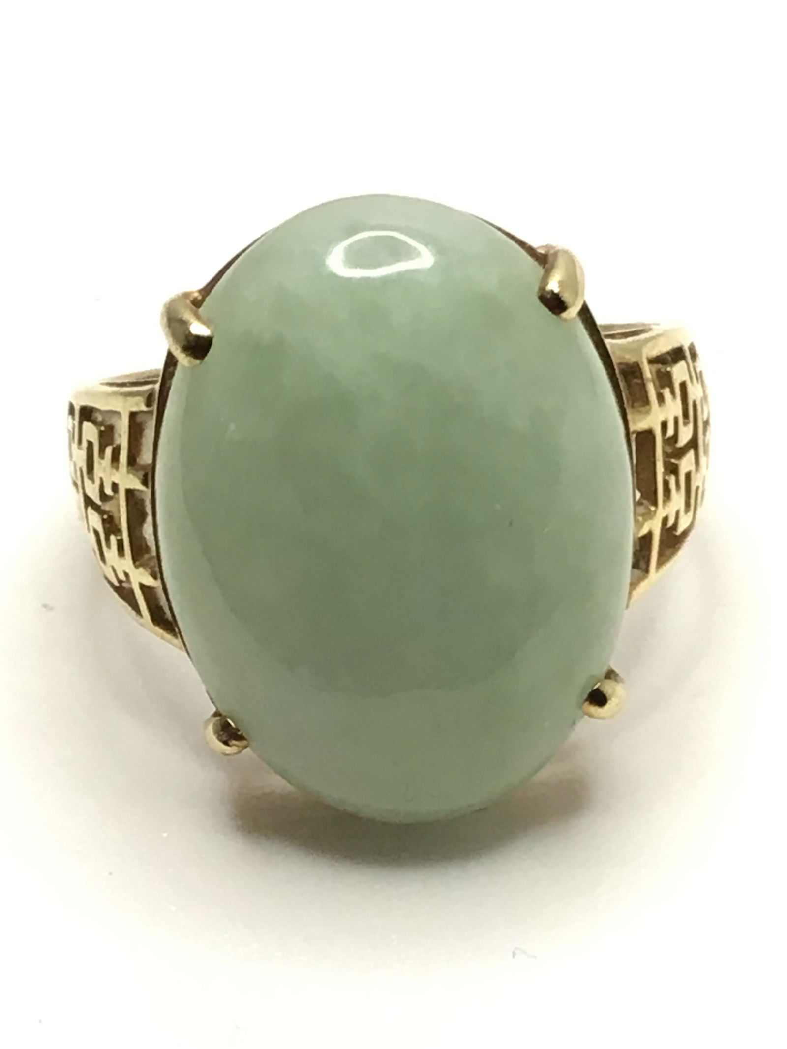 6.3g 14 karat gold jade ring size 9 (1 of 5)