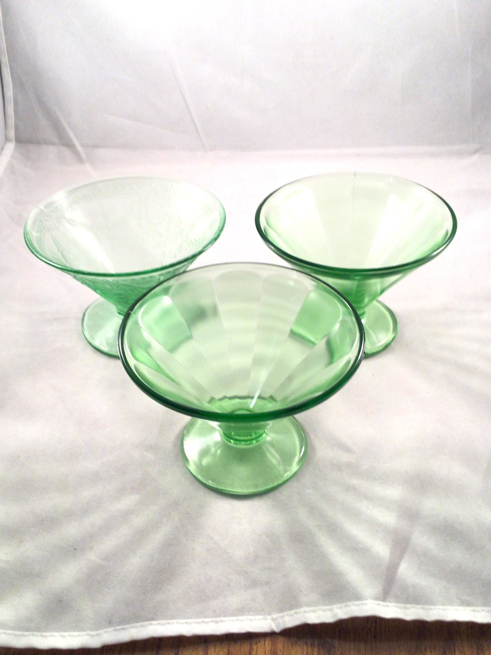 Mixed uranium glass dishes (1 of 3)