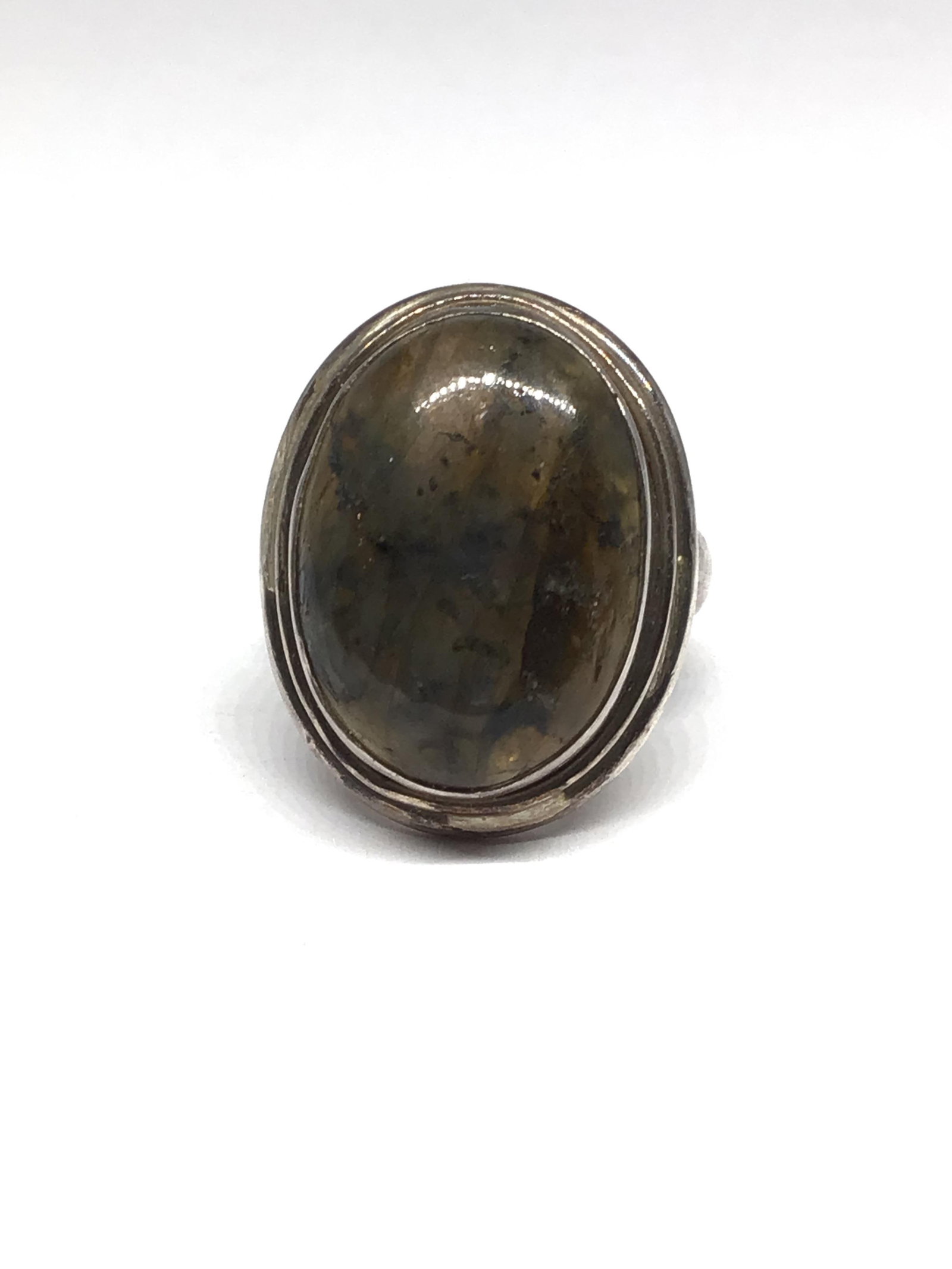 Sterling silver ring: Sterling ring with labradorite gemstone. 8.59 grams total weight. Size 7.5