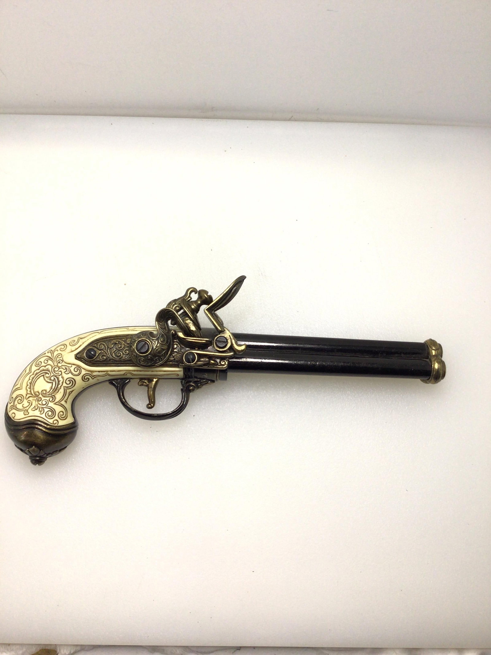 Replica pirate flintlock, non firing: Collectible pirate flintlock, triple barreled. Non firing