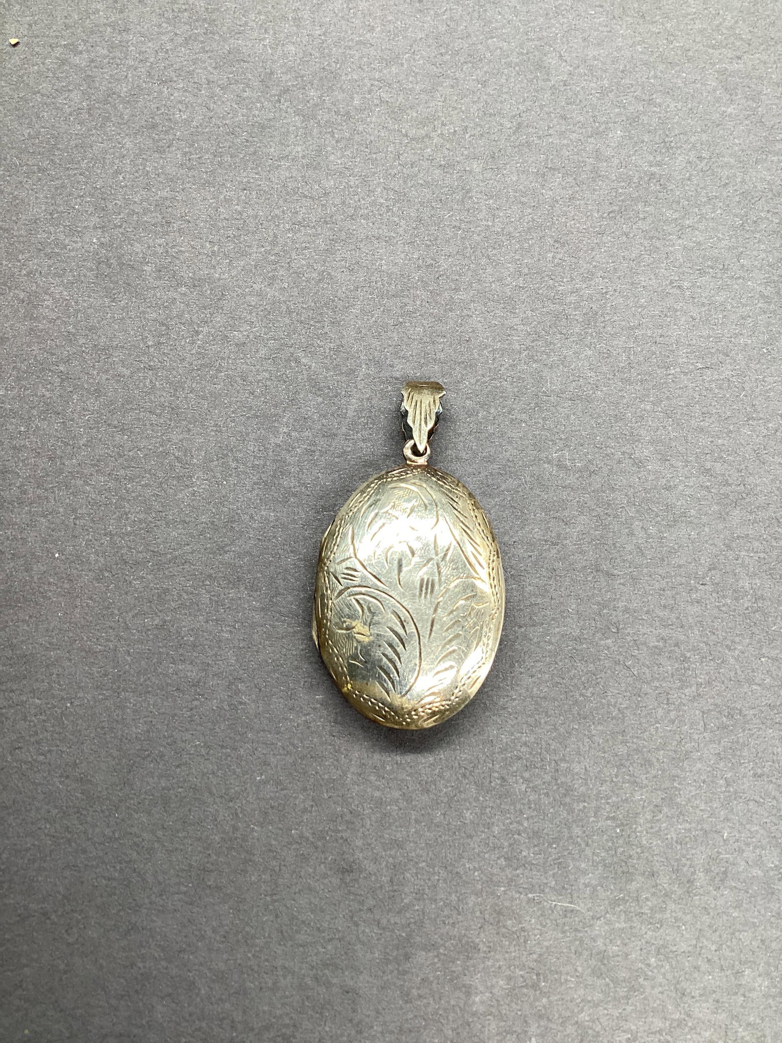 Silver locket pendant: Sterling