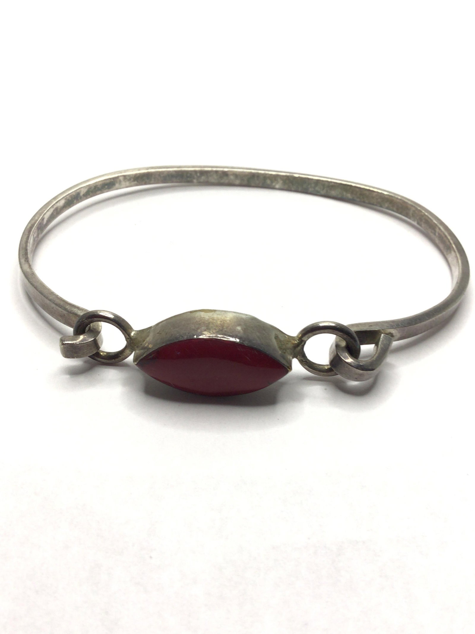 Sterling silver bracelet: Sterling bracelet with jasper stone. 12.58 grams total weight. Made in Mexico.