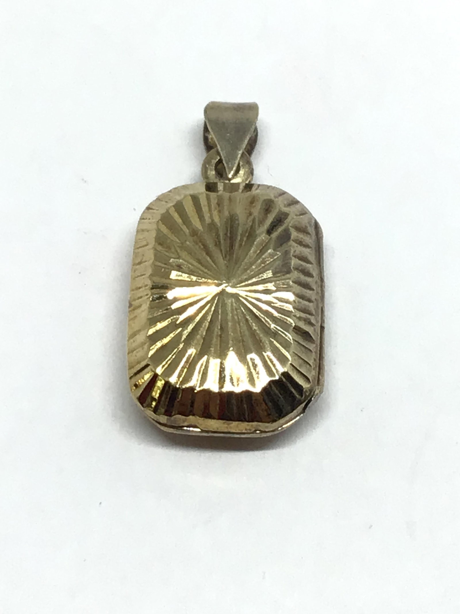 Sterling silver locket pendant: Sterling locket weighing 2.82 grams in total.