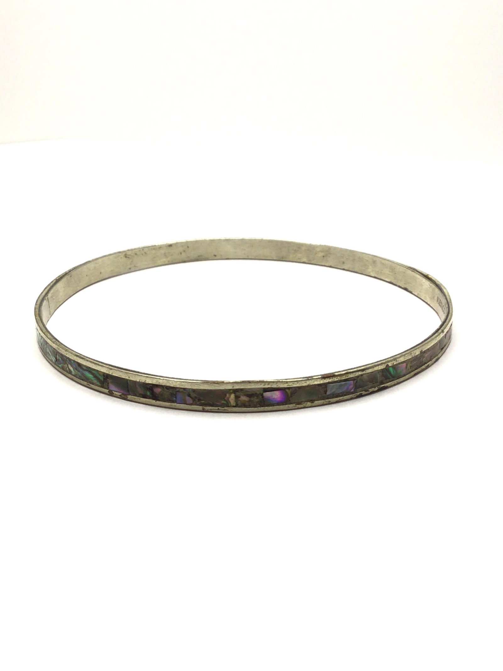 Sterling silver bracelet: Sterling bangle bracelet with mother of Pearl inlay. 5.60 grams total weight. Made in Mexico.