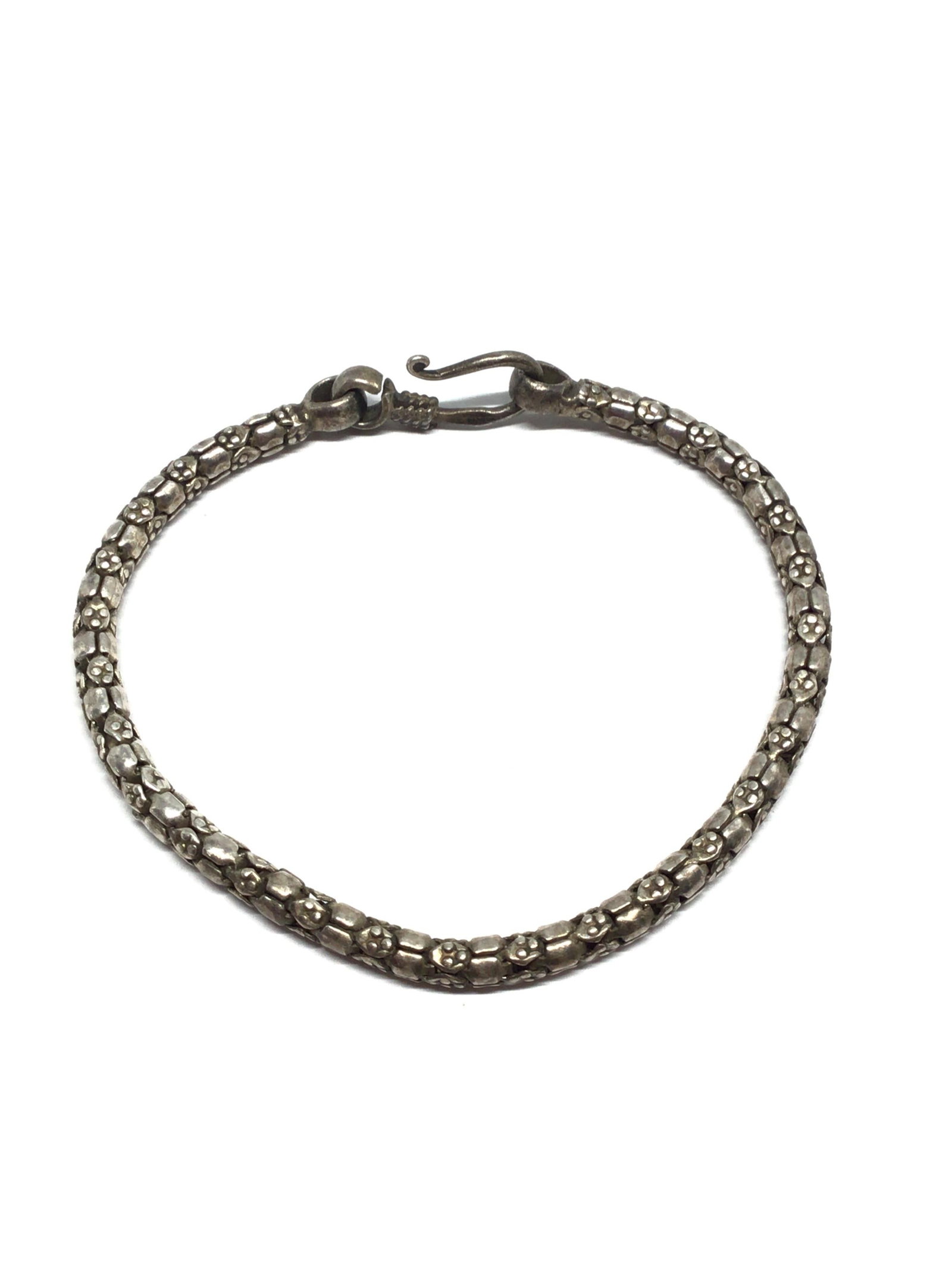 Sterling silver bracelet: Sterling bracelet weighing 10.04 grams total. 7.5 inches length.
