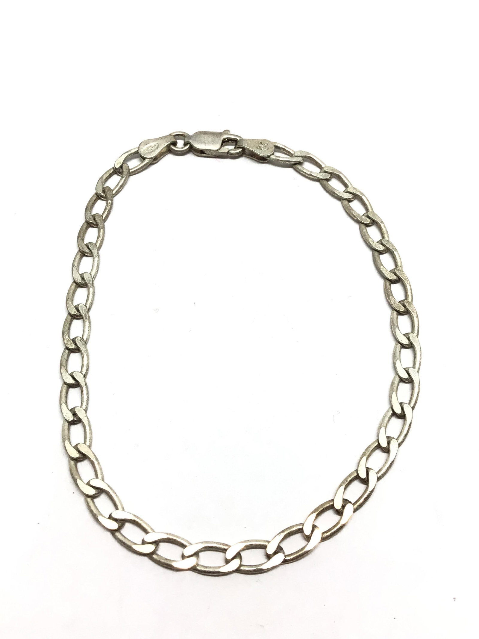Sterling silver bracelet: Sterling bracelet weighing 4.32 grams total. 7.5 inches length.
