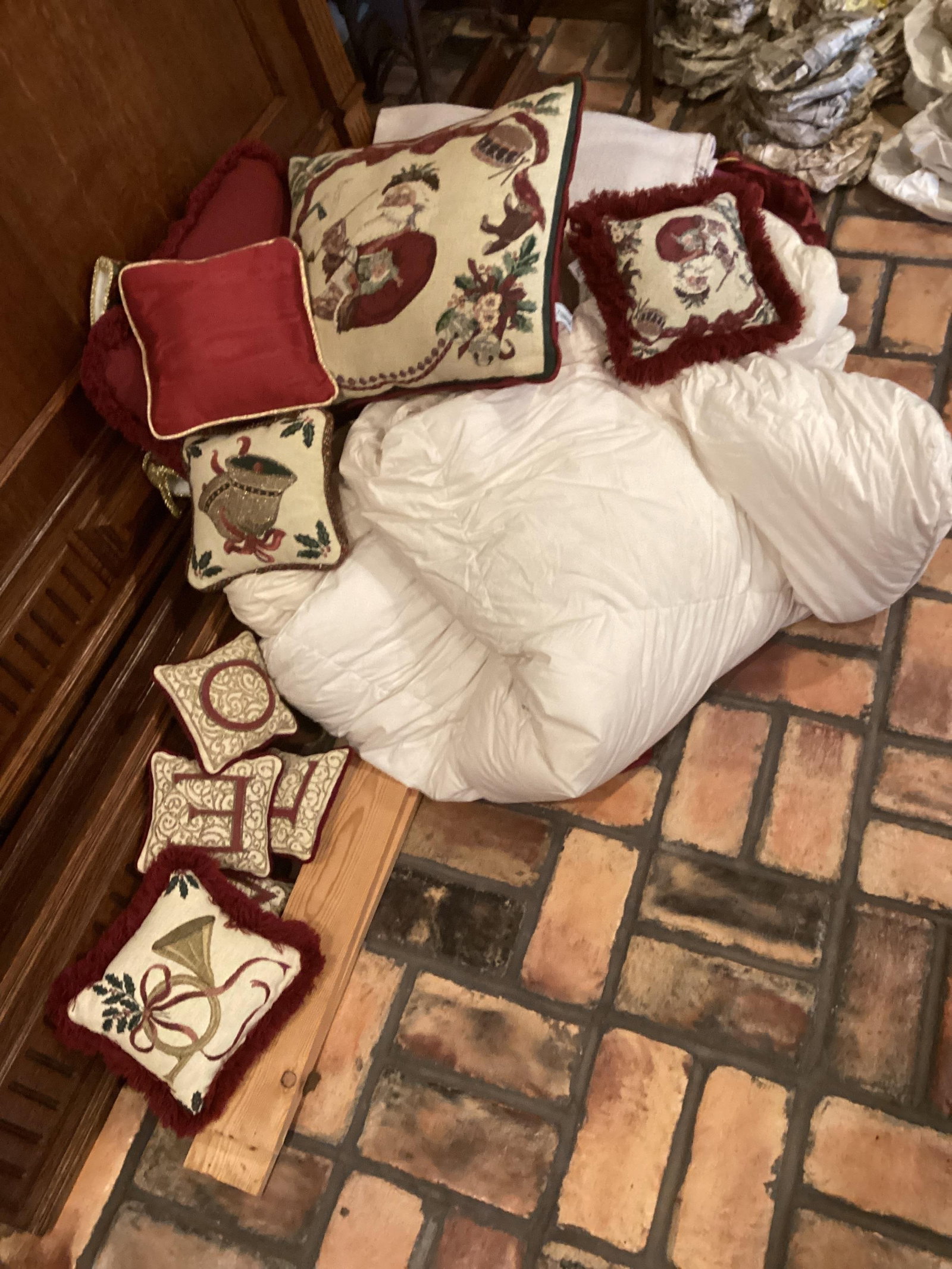 Bedding, lot and decoration pillows (1 of 2)