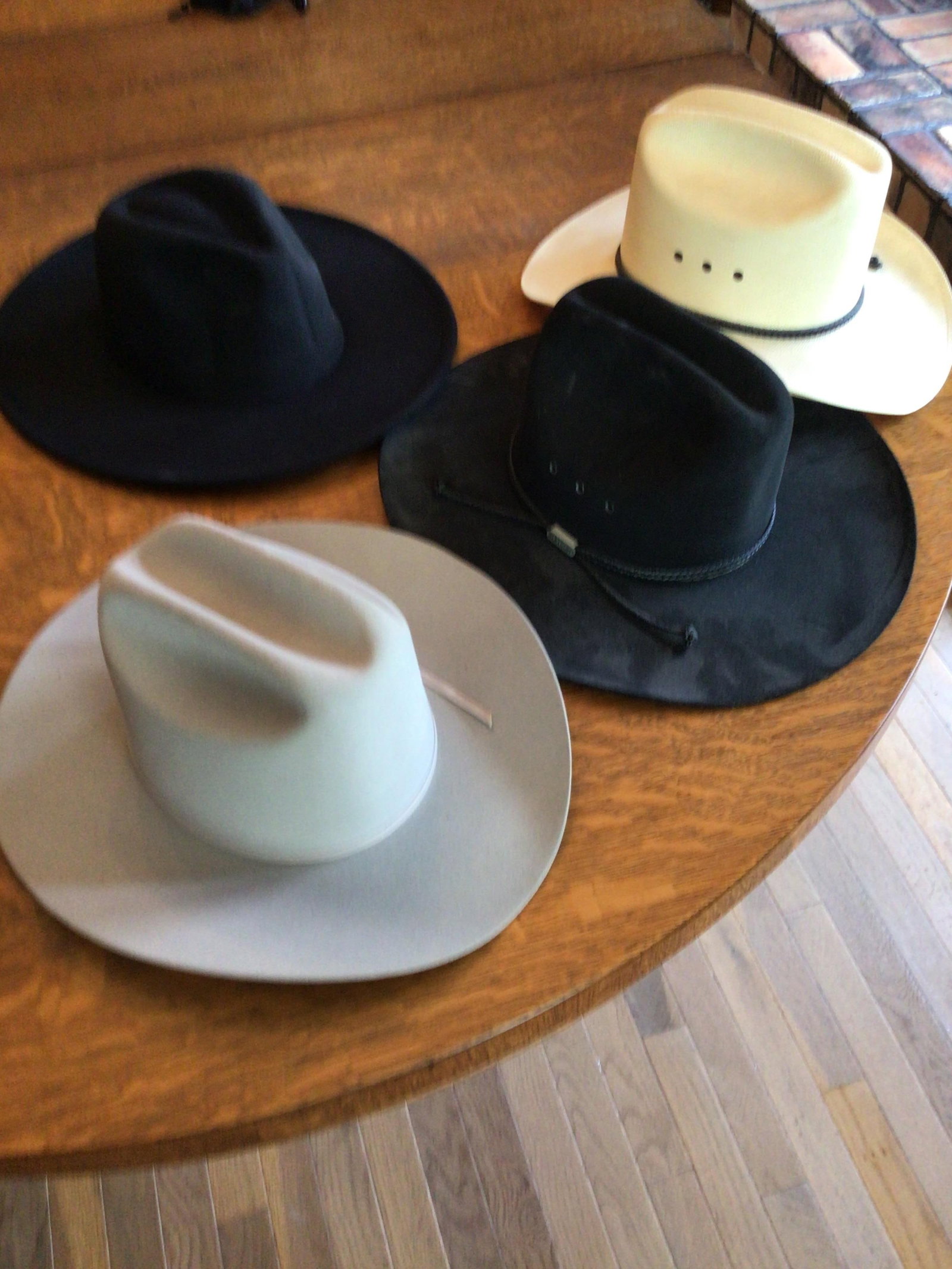 Four hats size 7, Stetson and 10 stats than black (1 of 4)