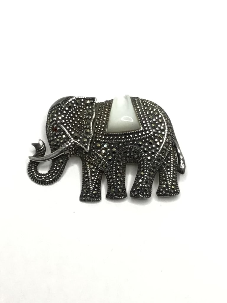Sterling silver pendant/brooch: Sterling elephant brooch/pendant weighing 10.28 grams total.