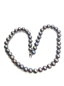 Peacock type pearl necklace