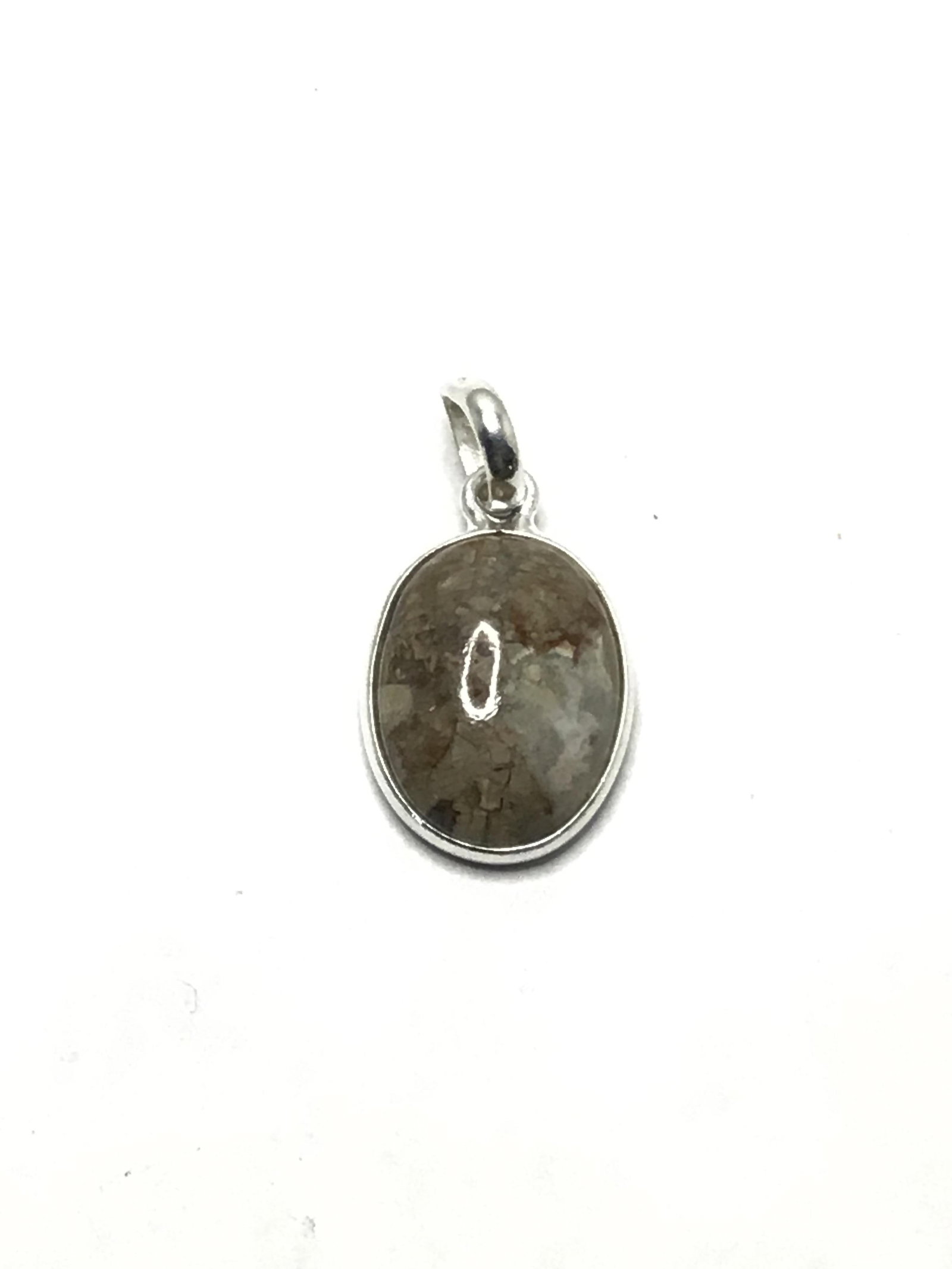 Sterling silver pendant: Sterling pendant with agate stone. 1.92 grams total weight