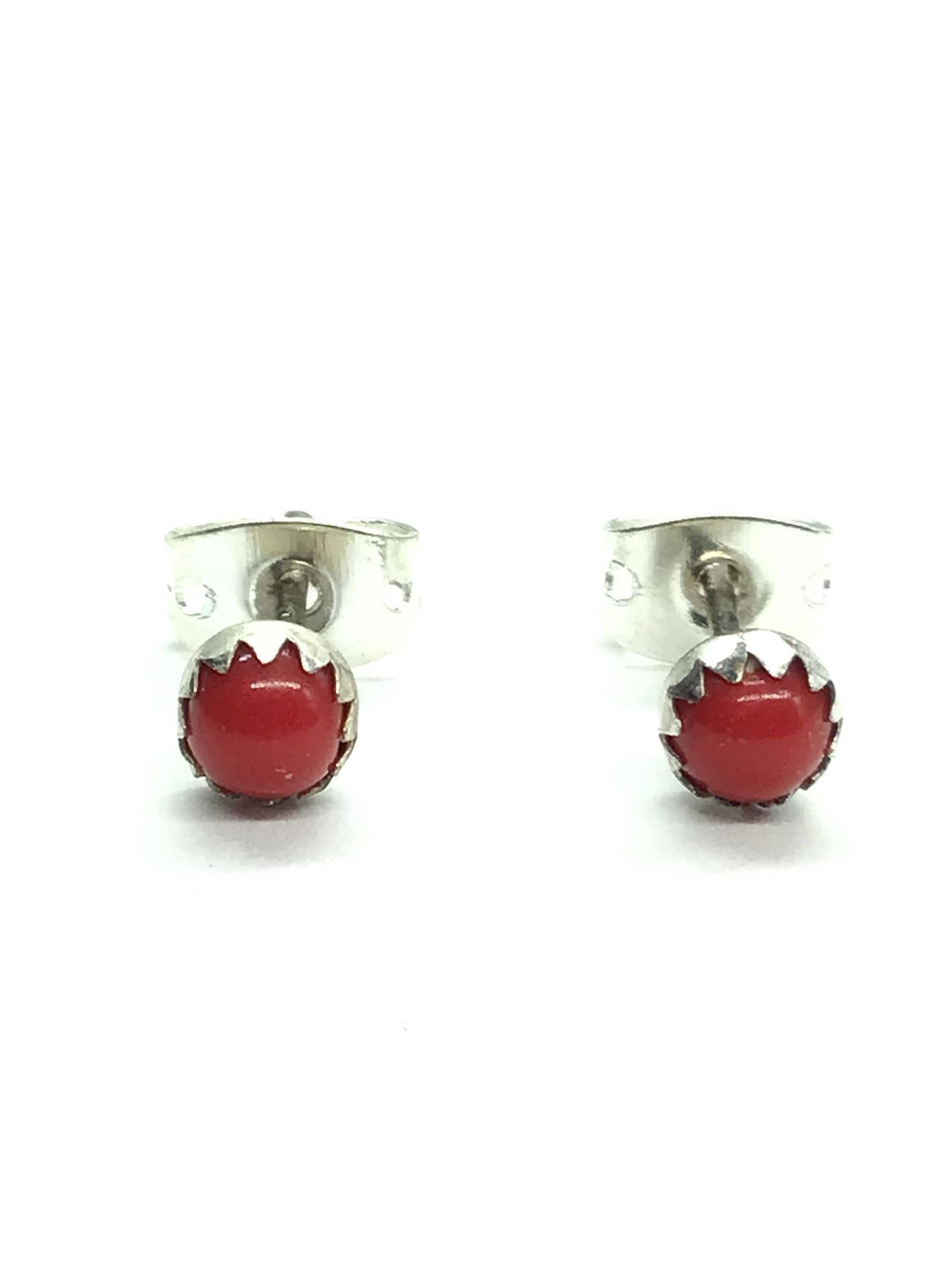 Navajo handmade earrings: Sterling silver stud earrings featuring red coral stone. 0.50 grams of total weight. Made by Linda Yazzie.