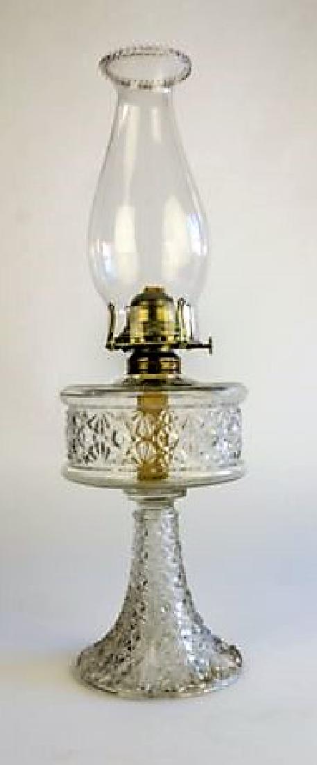 ANTIQUE OIL LAMP "DAISY AND BUTTON" PATTERN: With pie crust chimney. Ht to top of chimney 49 cm. (19.25 in.). Approx. weight 1.2 kg.