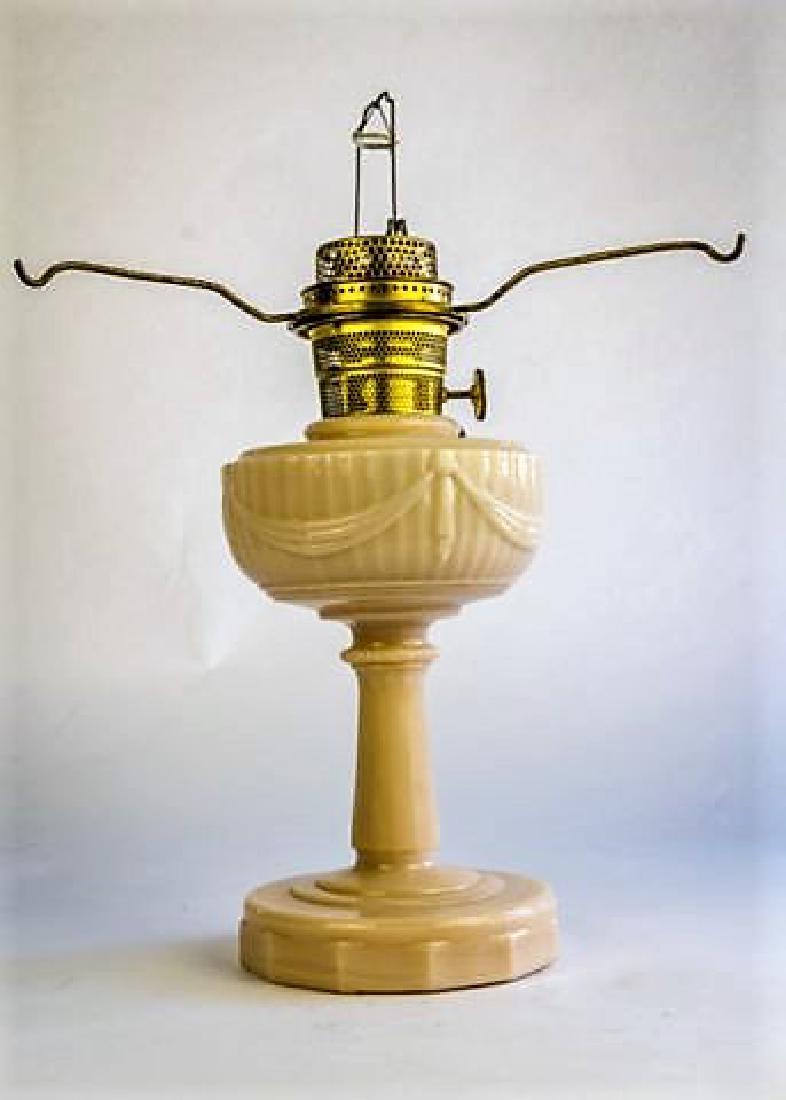ALADDIN "TALL LINCOLN DRAPE" OIL LAMP (1 of 3)