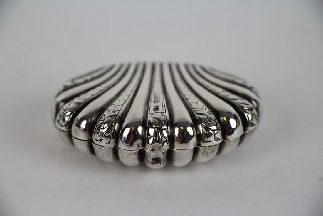 SHELL FORM SILVER SNUFF BOX (1 of 6)