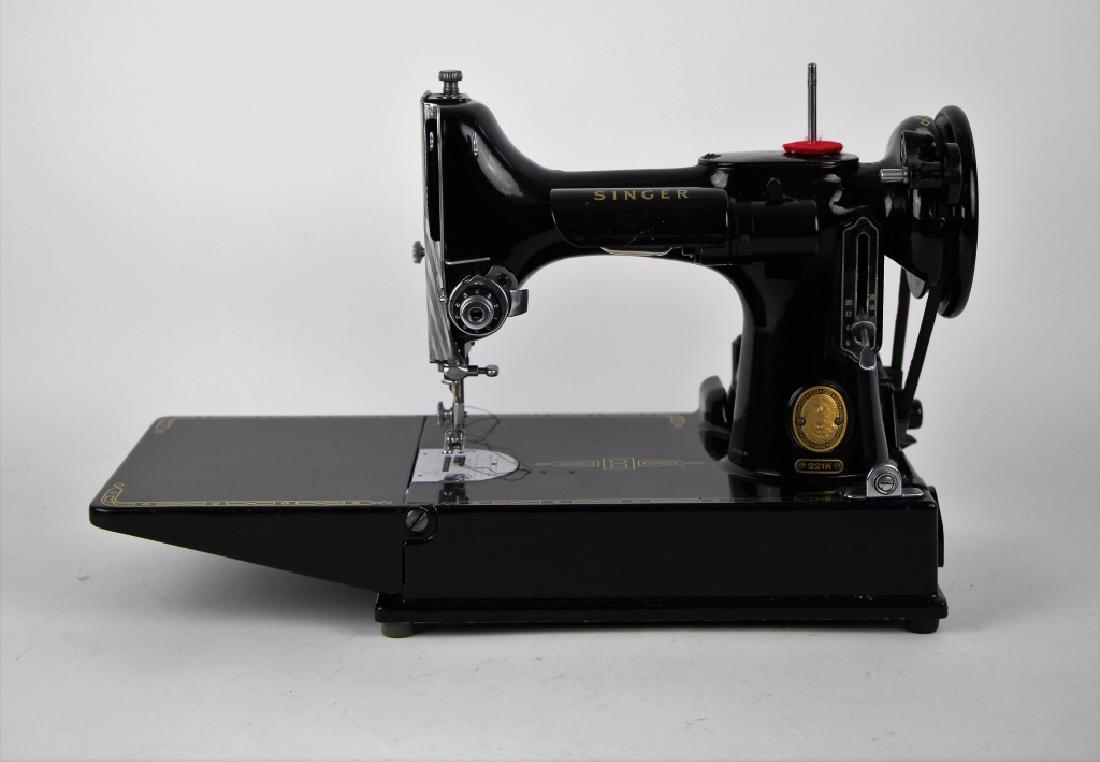 SINGER FEATHERWEIGHT SEWING MACHINE MODEL 221K