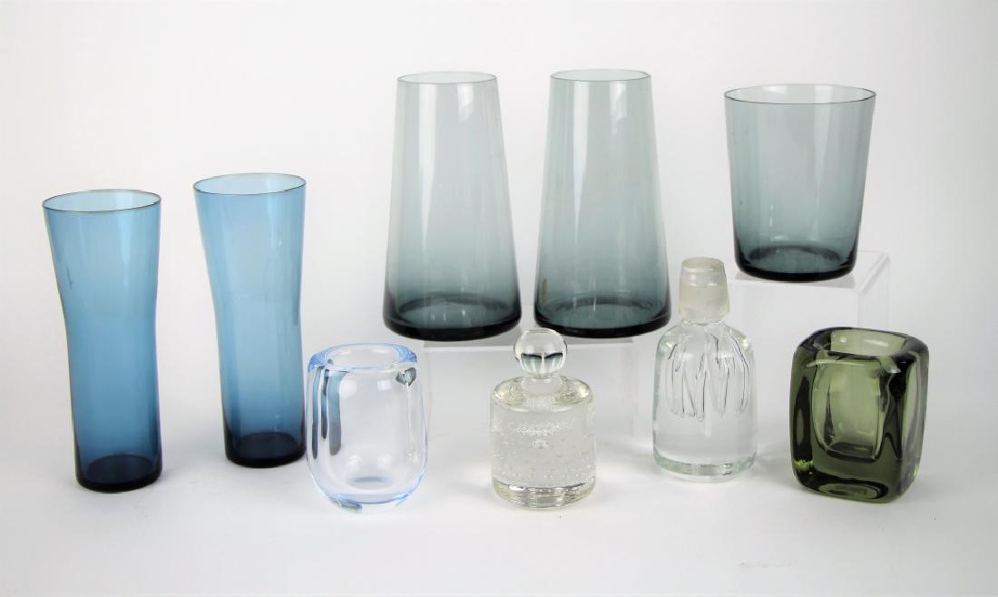 LOT OF SCANDINAVIAN GLASS: Including Vicke Lindstrand for Kosta small green vase, pair of Kaj Franck blue glass vases, clear glass decanter stopper and paperweight, small light blue vase, green glass vase. H. of tallest 17 cm (