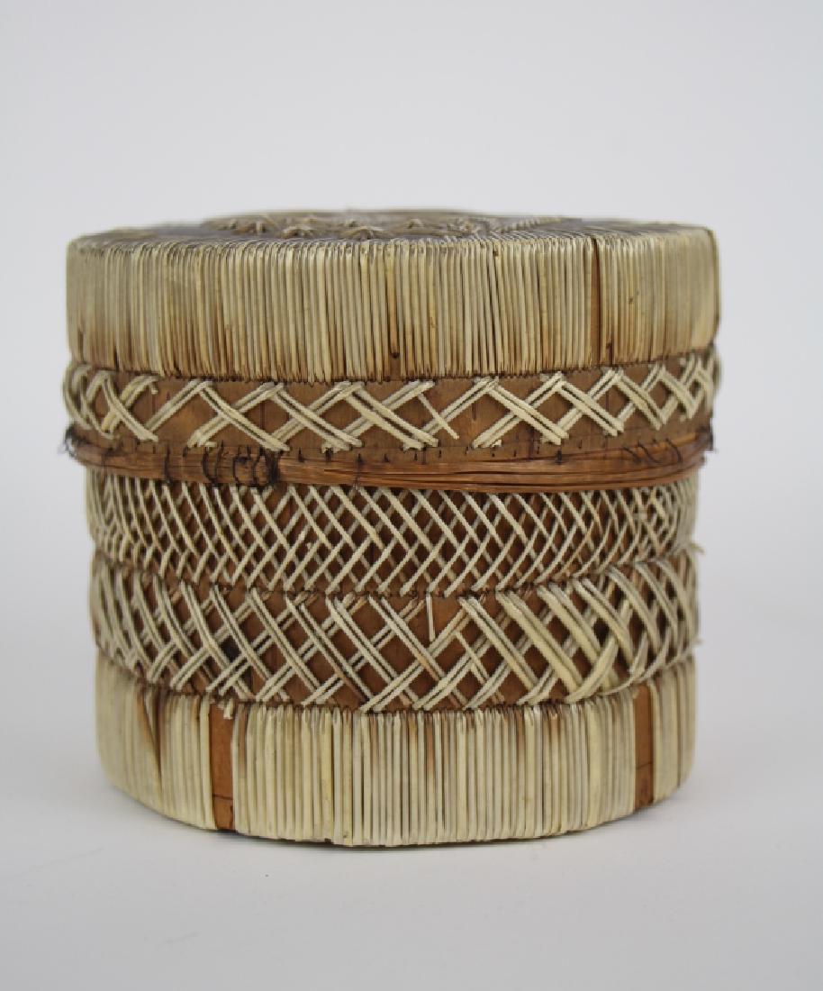 LARGE ROUND QUILL BOX: With floral design on top on birch bark. Very good condition with minor loss. See photos. H. 11cm (4 1/4 in.). Total approx. weight 85g.