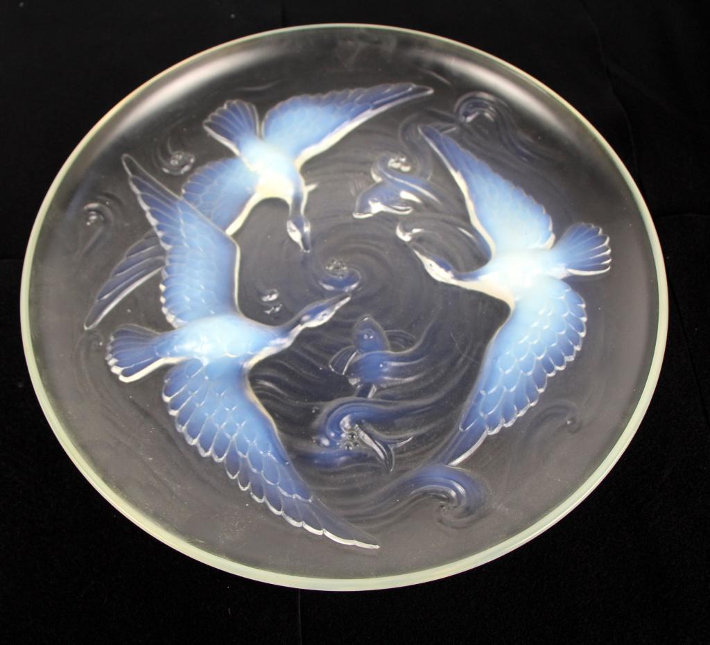 VERLYS OPALESCENT GLASS CHARGER (1 of 3)