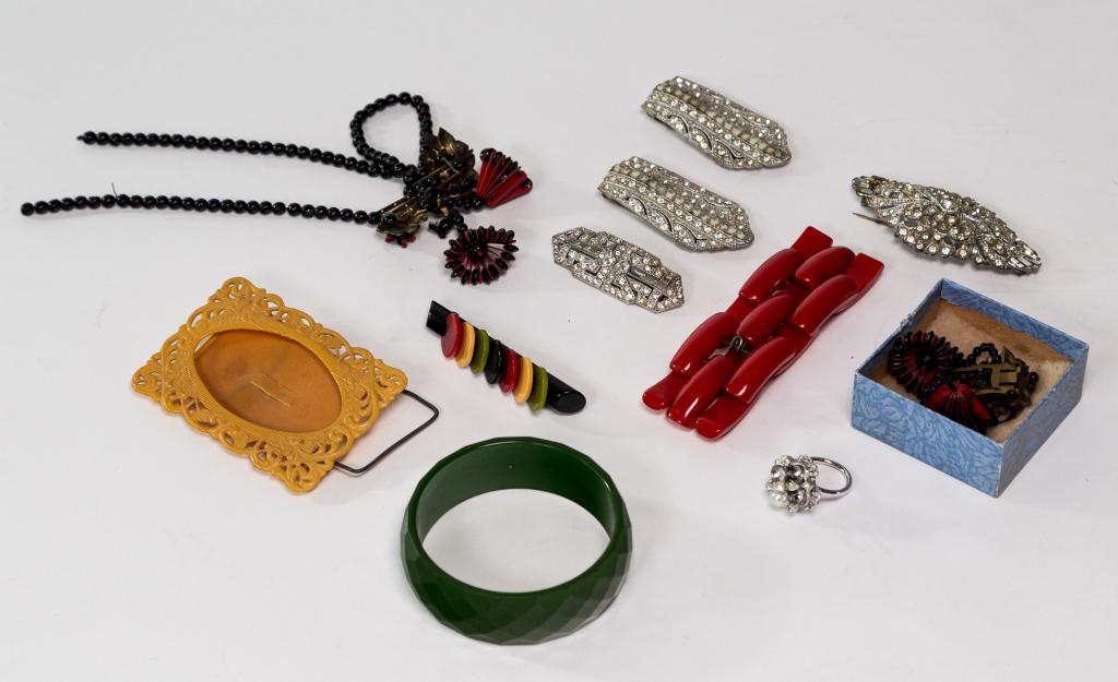 LOT COSTUME JEWELERY: Several pieces vintage costume jewellery Incl. green bakelite bracelet and multi-coloured brooch, small plastic frame, beaded necklace and earring set, rhinestone pieces, etc..
