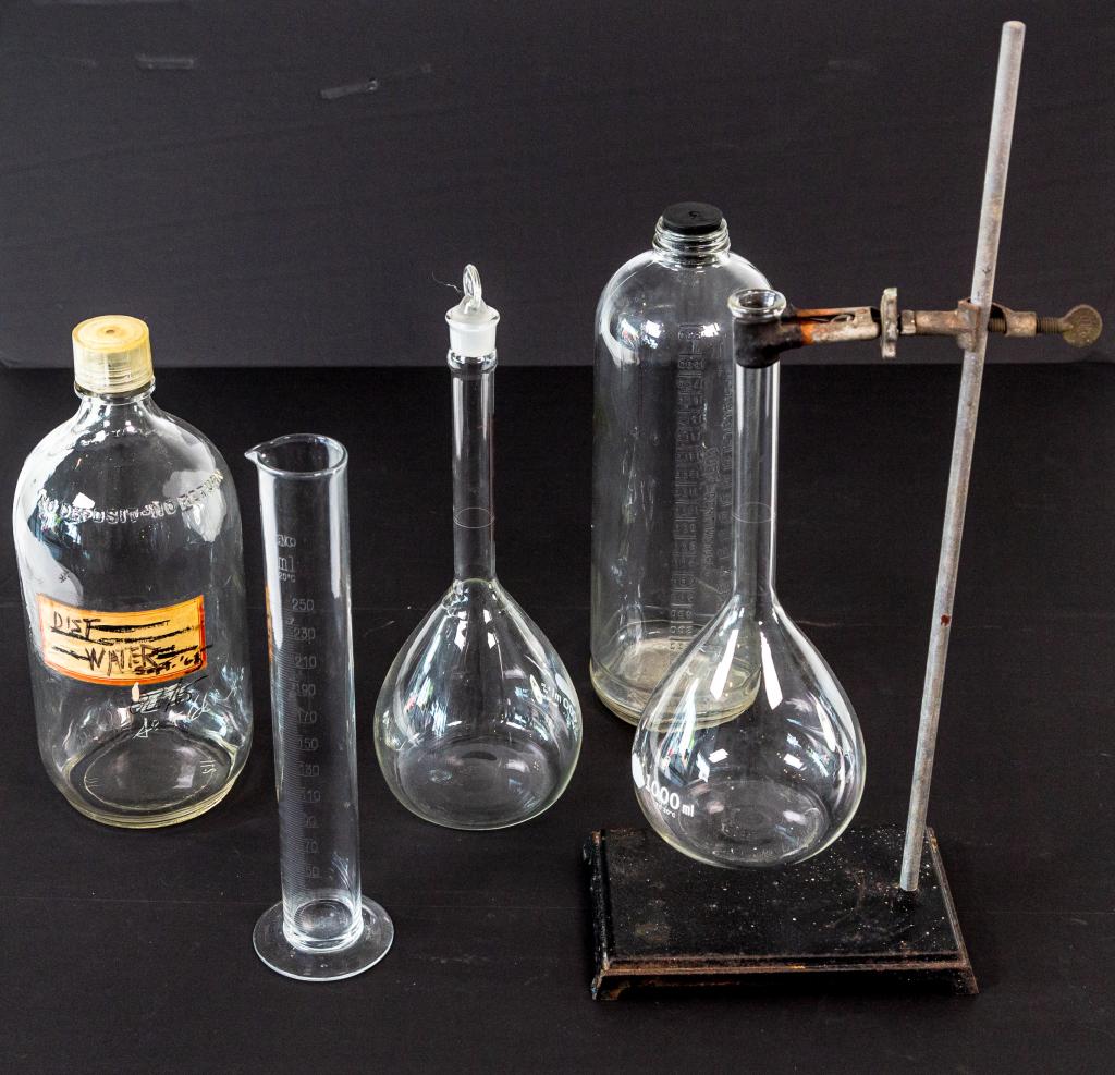 VINTAGE LABORATORY EQUIPMENT: Lot of Glass Beakers and jars.