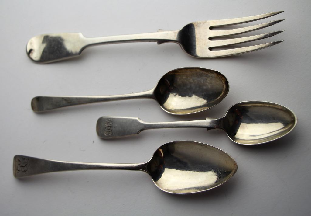 LOT OF ENGLISH SILVER CUTLERY: Including dinner fork hallmarked Exeter 1858 by Josiah and James Williams, spoon hallmarked London 1789 by S. Godbehere, E. Wigan & James Bult, and 2 other hallmarked spoons. Length of fork 20 cm. ( 8