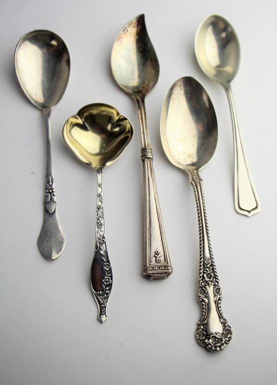 LOT OF FIVE SILVER SPOONS: Including 2 ornate Gorham silver spoons and 1 with silver handle. Length of longest 18 cm. ( 7 in.) Total silver weight 106 g.