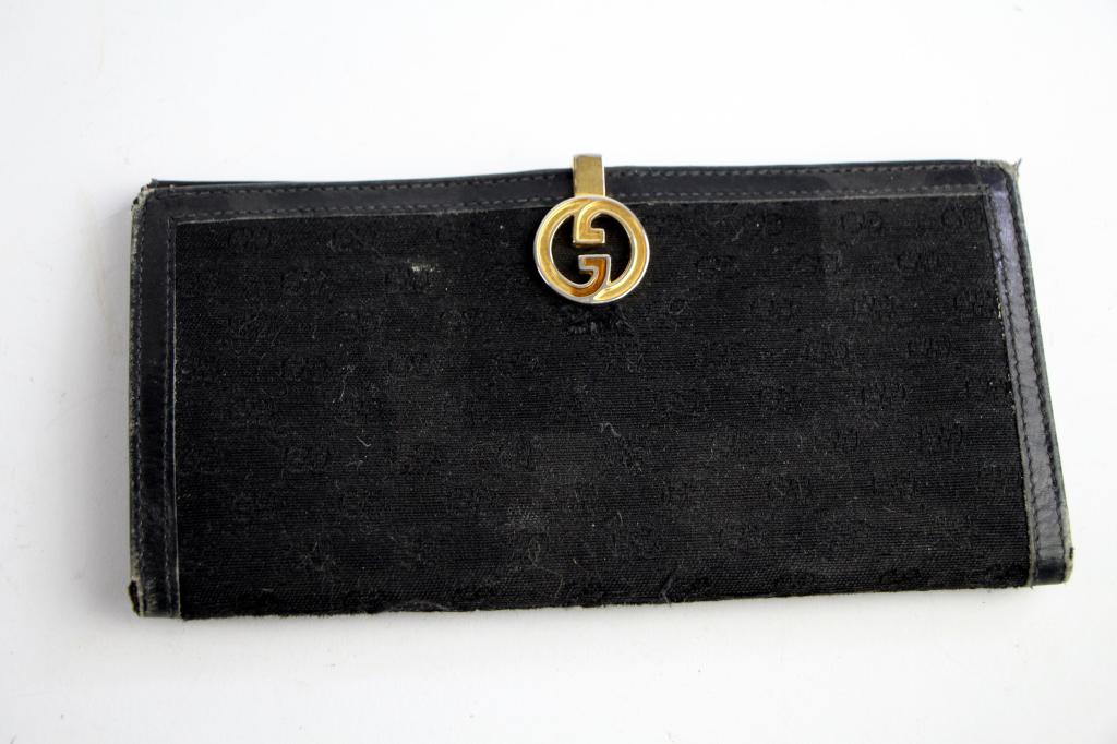 GUCCI CLUTCH PURSE: Small leather and fabric clutch purse with red leather interior. Some wear from use. Length 17 cm. ( 6 3/4 in.) Approx. weight 100 g.