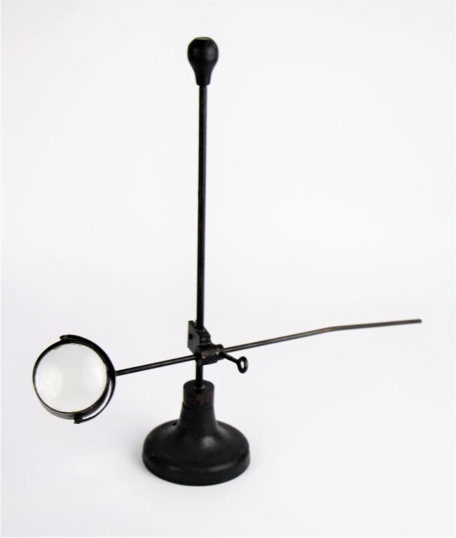 TABLE TOP MAGNIFYING GLASS ON METAL STAND: Vintage piece with adjustable arm and height. May be missing tip off end of arm?? Ht. 34 cm. ( 13 1/2 in.) Approx. weight 730 g.