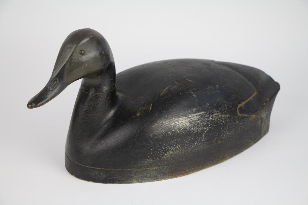 CARVED DUCK DECOY: With original paint. Possibly hollow having a separate base nailed on. Length 39 cm. ( 15 1/4 in .) Appriox. weight 1.3 kg.