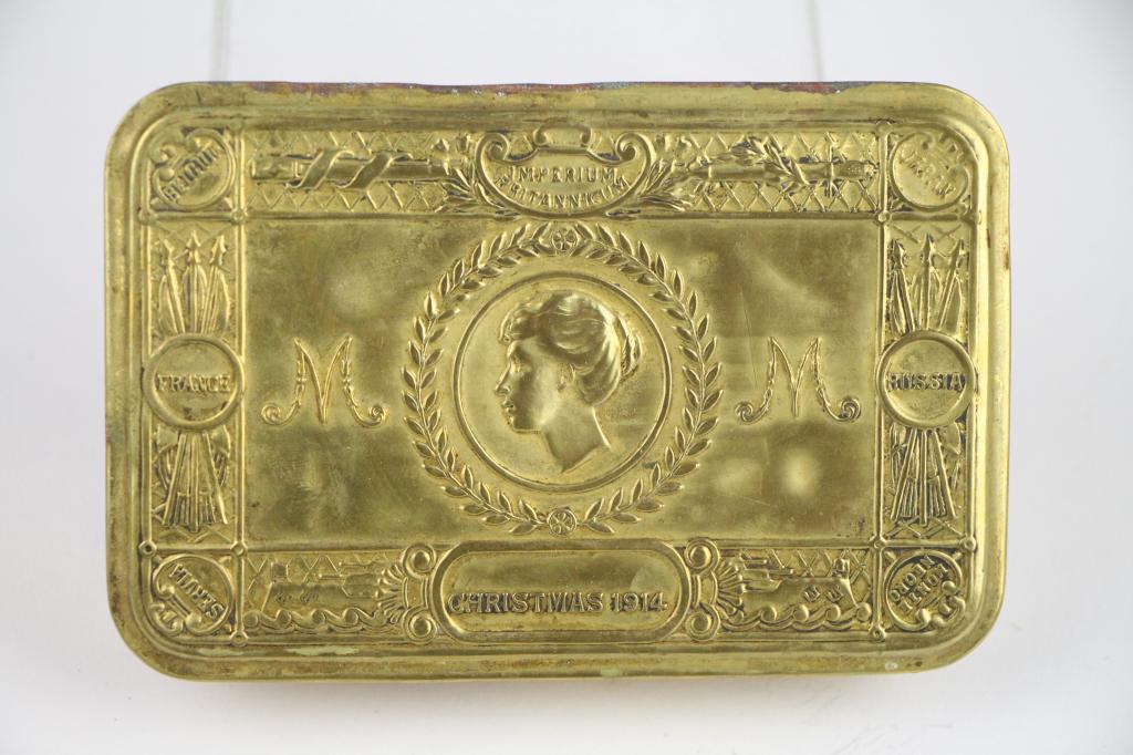 1914 BRASS CHRISTMAS BOX: Given to the soldiers by Princess Mary in the first world war. Embossed decorated top and dated 1914. Some dents. Length 13 cm. ( 5 in.) Approx. weight 140 g.