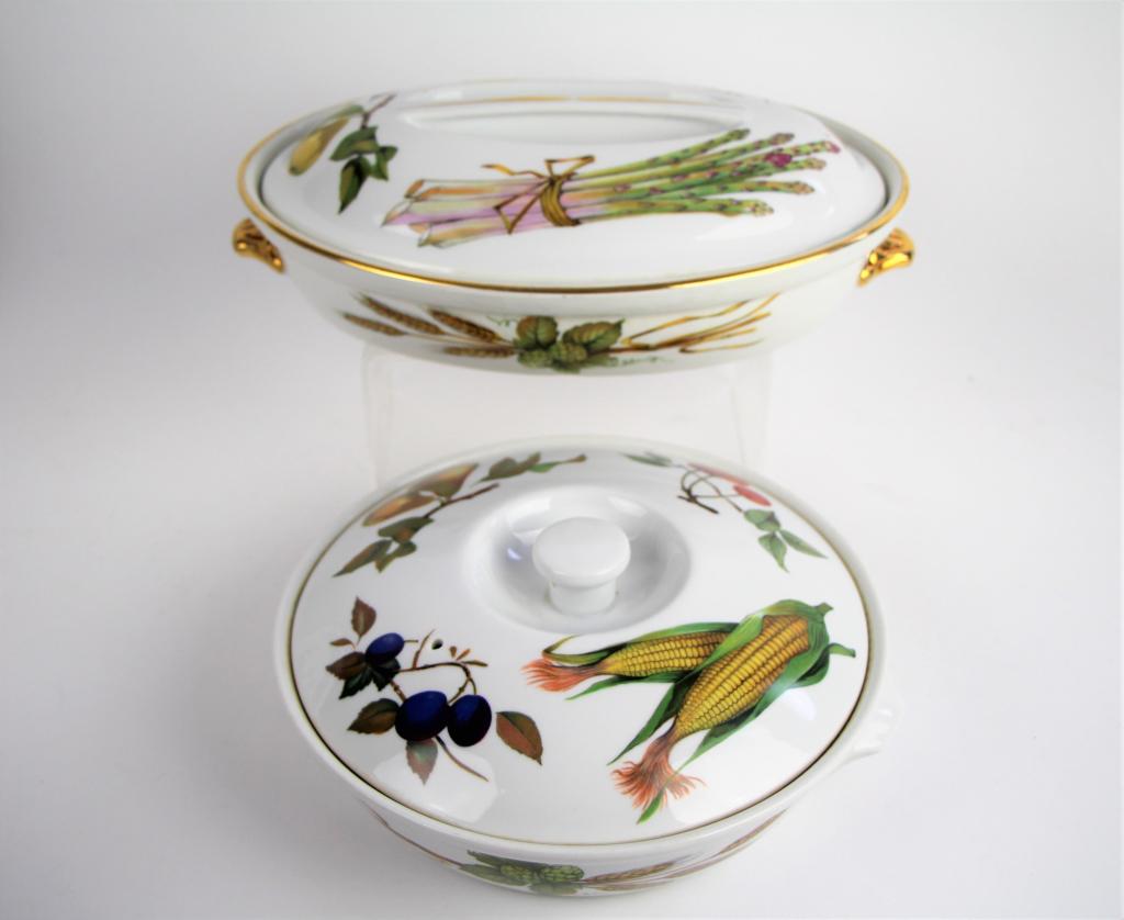 TWO ROYAL WORCESTER EVESHAM COVERED SERVERS: `Including a round and an oval vegetable servers with lids. Length of oval 28 cm. ( 11 in.) Total approx. weight 2.6 kg.