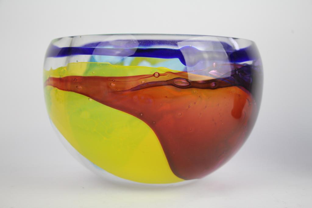 LARGE ART GLASS BOWL BY LEON APPLEBAUM: Very heavy multi-coloured glass bowl. Signed on base "Leon Applebaum." Diam. 24 cm. (9 1/2 in.) Approx. weight 5.5 kg.