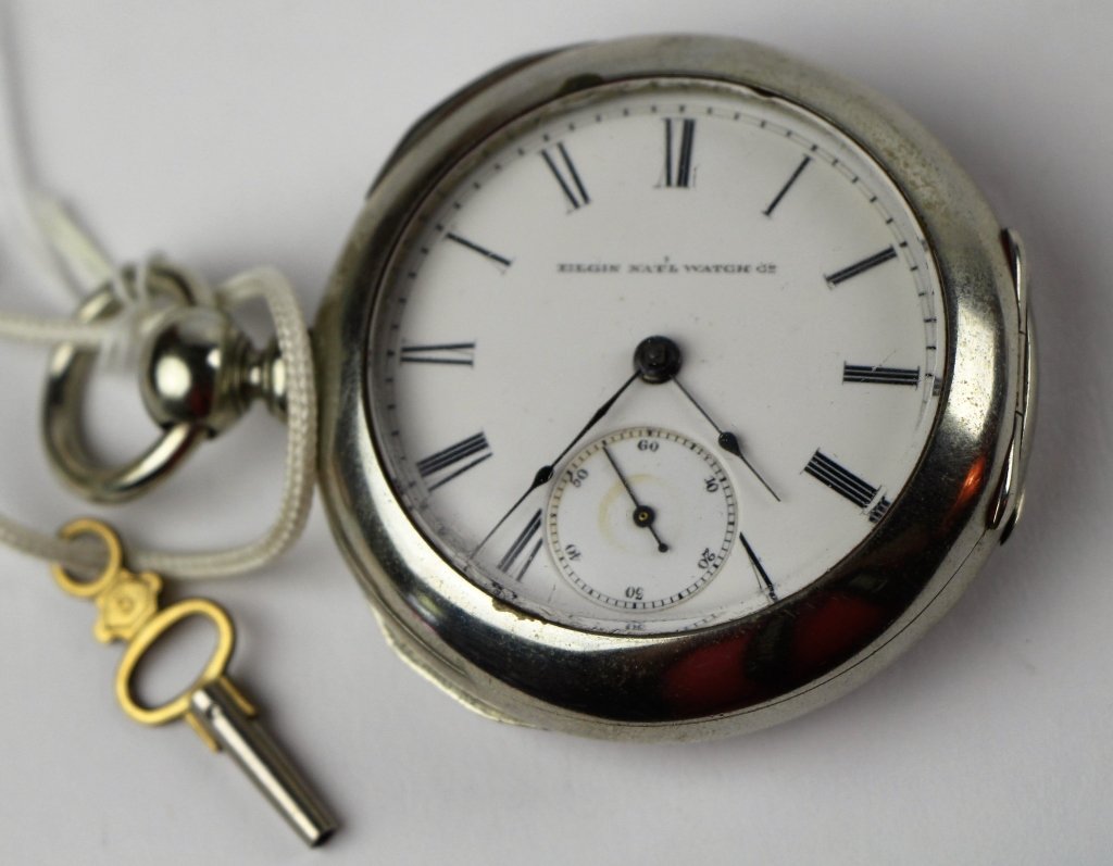 ELGIN NAT'L WATCH COMPANY POCKET WATCH: Key wind. Length: 9 cm. Approx. weight: 136 gr. Watches not guaranteed to be working. All watches sold in as is condition.