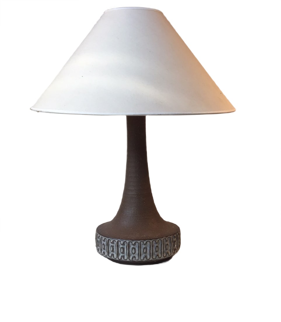 Danish Chamotte Ceramic Table Lamp from Michael Andersen & Son, 1970s: This Chamotta textured pottery table lamp with a geometric centre-pattern is set in a white/creamy glaze. This design was executed by HB (signature present). However, the identity of HB remains anonym