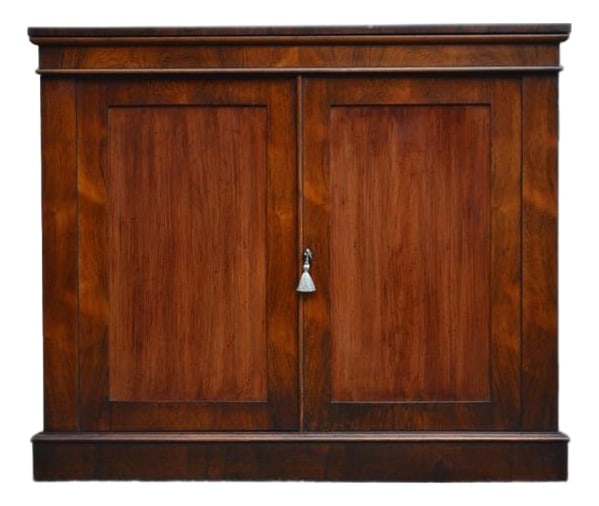 Antique English William IV Sideboard, 1830s: P0315 Fine quality and very elegant English William IV, two door rosewood chiffonier, having well figured oversailing top with moulded edge and a shallow frieze below, pair of cabinet doors with