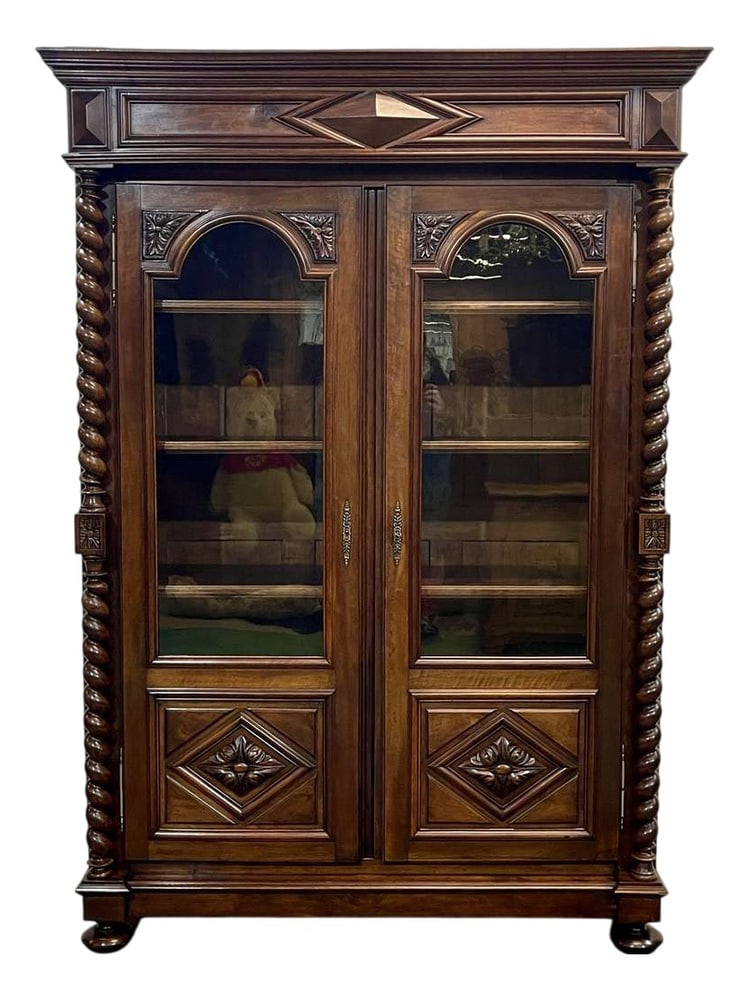 Late 19th Century Louis XIII Library in Walnut: Louis XIII bookcase in late 19th century walnut - H=2m19, L=1m56, D=53cm - Dismountable. Country of Manufacture: France Design Period: before 1890 Production Period: Before 1890 Detailed Condition: