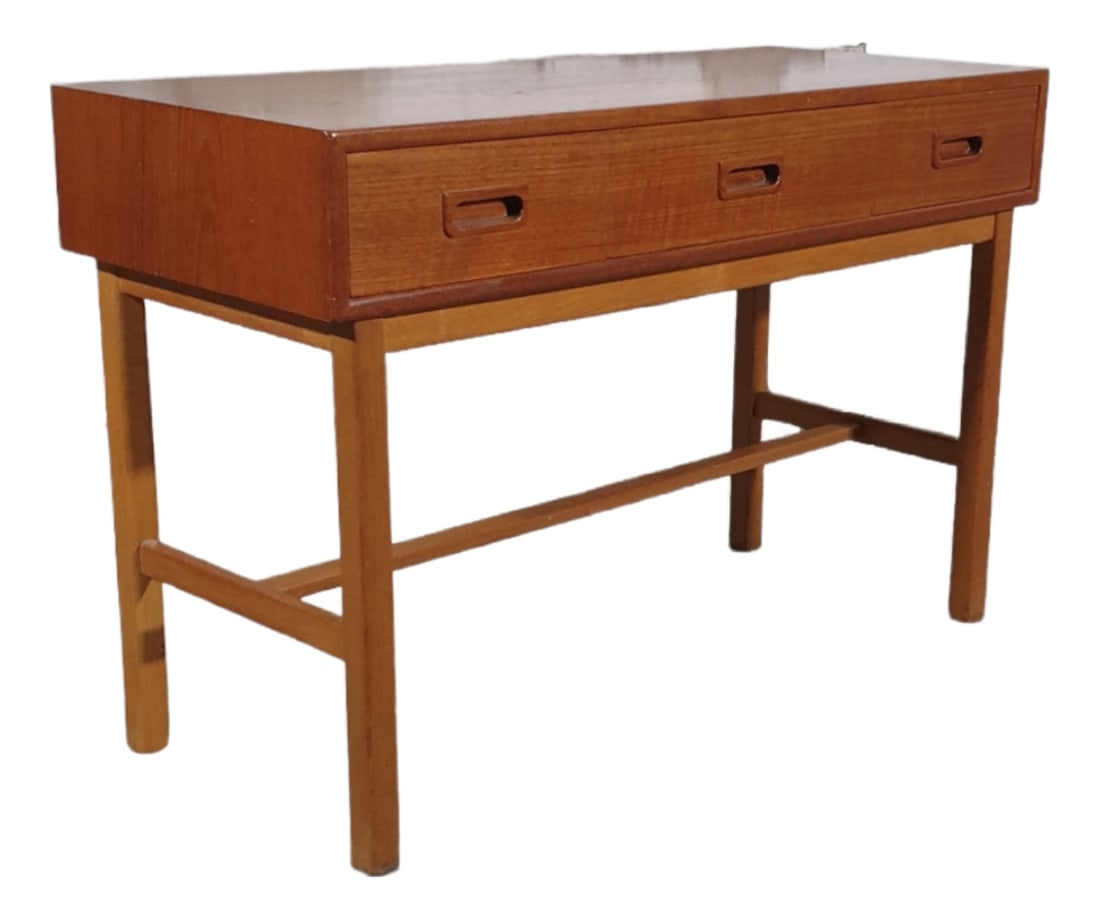 Small Cabinet with 3 Drawers (1 of 8)